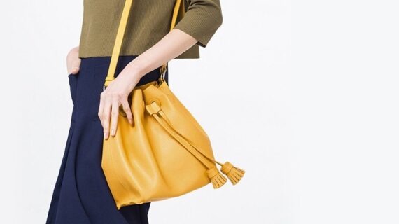Cách phối đồ hợp thời trang với túi xách màu vàng